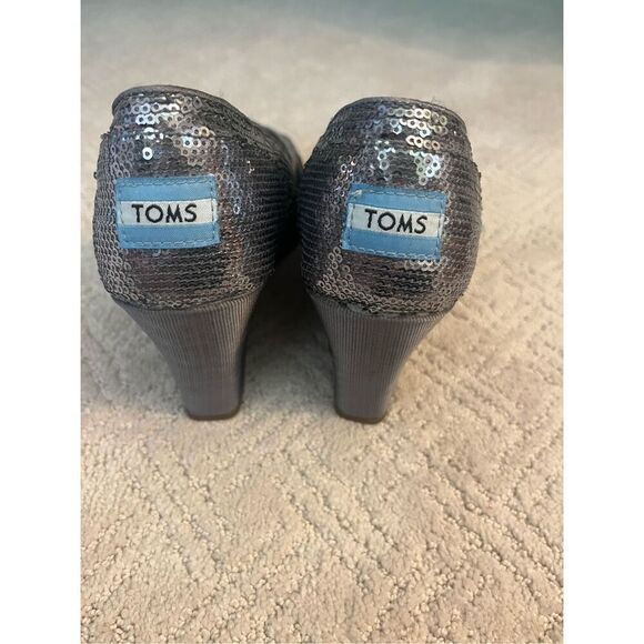 NWOB Tom’s Pewter Sequin Wedge Sandal - Picture 3 of 7